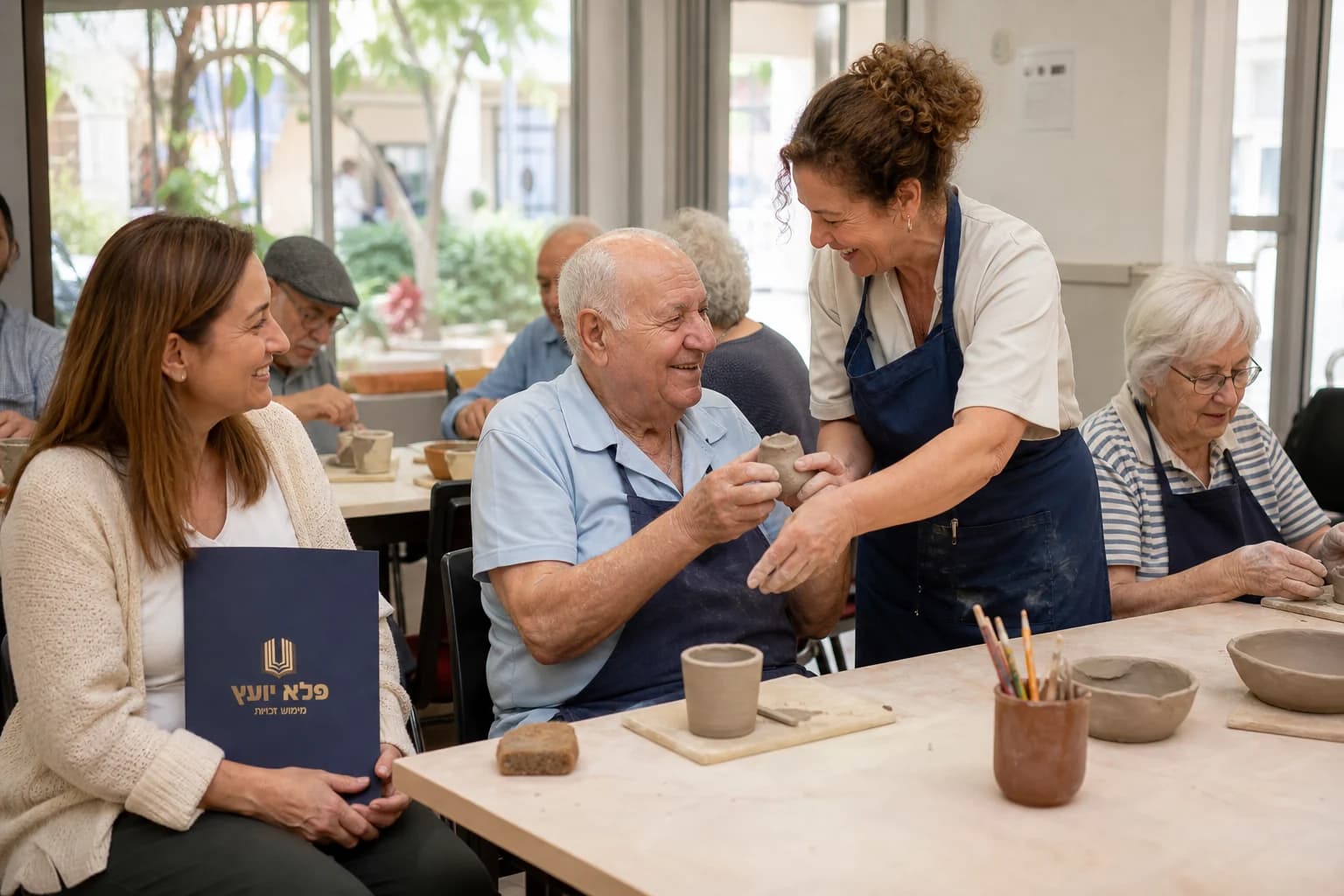אזרחים ותיקים משתתפים בסדנת קרמיקה במרכז יום